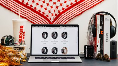 Londra, İngiltere - 13 Eylül, 2018: Yaratıcı masasında Safari tarayıcı ile Apple bilgisayarlar Web sitesi en son Apple Watch serisi 4 spor vatch varyasyonları vitrine Macbook Pro dizüstü bilgisayar