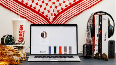 Londra, İngiltere - 13 Eylül, 2018: Safari tarayıcı ile yaratıcı oda masaya Macbook Pro dizüstü vitrine Apple bilgisayarlar Web sitesi en son Apple Watch serisi 4 altın Paslanmaz lüks seyretmek