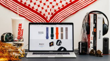 Londra, İngiltere - 13 Eylül, 2018: Safari tarayıcı ile yaratıcı oda masaya Macbook Pro dizüstü vitrine Apple bilgisayarlar Web sitesi en son Apple Watch serisi 4 - yeni bands taze bak.
