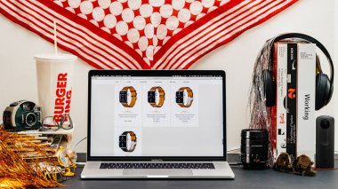 Londra, İngiltere - 13 Eylül, 2018: Yaratıcı odası masa Safari tarayıcı ile Apple bilgisayarlar Web sitesi en son Apple Watch serisi vitrine Macbook Pro dizüstü bilgisayarda 4 hermes moda deri kayışı