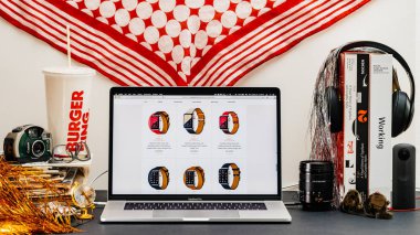 Londra, İngiltere - 13 Eylül, 2018: Yaratıcı odası masa Safari tarayıcı ile Apple bilgisayarlar Web sitesi en son Apple Watch serisi vitrine Macbook Pro dizüstü bilgisayarda 4 hermes moda deri kayışı