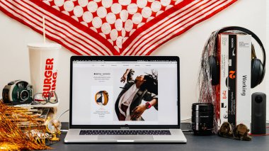 Londra, İngiltere - 13 Eylül, 2018: Yaratıcı odası masa Safari tarayıcı ile Apple bilgisayarlar Web sitesi en son Apple Watch serisi vitrine Macbook Pro dizüstü bilgisayarda 4 hermes moda deri kayışı
