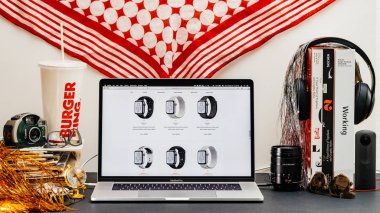 Londra, İngiltere - 13 Eylül, 2018: Yaratıcı odası masa Safari tarayıcı ile Apple bilgisayarlar Web sitesi en son Apple Watch serisi vitrine Macbook Pro dizüstü bilgisayarda 4 nike sport izle