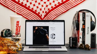 Londra, İngiltere - 13 Eylül, 2018: Yaratıcı oda masaya Macbook Pro dizüstü Apple bilgisayarlar Web sitesi en son Apple Watch serisi 4 izle vitrine Safari tarayıcı ile nike artı