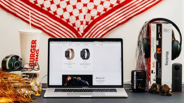 Londra, İngiltere - 13 Eylül, 2018: Yaratıcı masasında Safari tarayıcı ile Macbook Pro dizüstü vitrine Apple bilgisayarlar Web sitesi en son Apple Watch serisi 4 altın ve alan gri izle