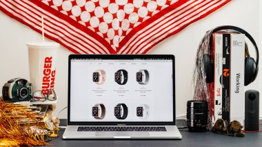 Londra, İngiltere - 13 Eylül, 2018: Yaratıcı masasında Safari tarayıcı ile Apple bilgisayarlar Web sitesi en son Apple Watch serisi 4 seçimi farklı modelleri izle vitrine Macbook Pro dizüstü bilgisayar