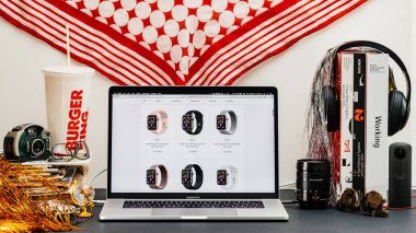 Londra, İngiltere - 13 Eylül, 2018: Yaratıcı masasında Safari tarayıcı ile Apple bilgisayarlar Web sitesi en son Apple Watch serisi 4 seçimi farklı modelleri izle vitrine Macbook Pro dizüstü bilgisayar