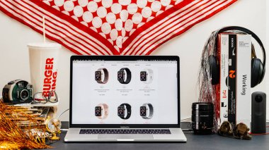 Londra, İngiltere - 13 Eylül, 2018: Yaratıcı masasında Safari tarayıcı ile Apple bilgisayarlar Web sitesi en son Apple Watch serisi 4 seçimi farklı modelleri izle vitrine Macbook Pro dizüstü bilgisayar