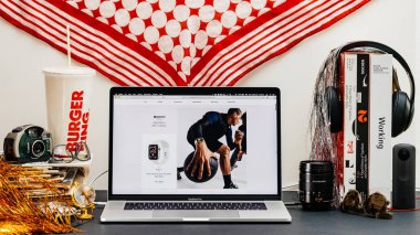 Londra, İngiltere - 13 Eylül, 2018: Safari tarayıcı ile yaratıcı oda masaya Macbook Pro dizüstü vitrine Apple bilgisayarlar Web sitesi en son Apple Watch serisi 4 seçin gps veya gps hücresel