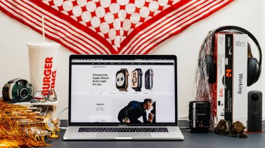 Londra, İngiltere - 13 Eylül, 2018: Safari tarayıcı ile yaratıcı oda masaya Macbook Pro dizüstü vitrine Apple bilgisayarlar Web sitesi en son Apple Watch serisi 4 seçin doğru Apple Watch