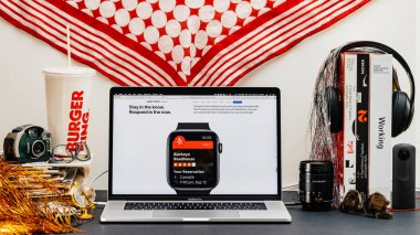 Londra, İngiltere - 13 Eylül, 2018: Yaratıcı odası masa Safari tarayıcı ile Apple bilgisayarlar Web sitesi en son Apple Watch serisi vitrine Macbook Pro dizüstü bilgisayarda 4 yeni etkileşimleri aracılığıyla izle