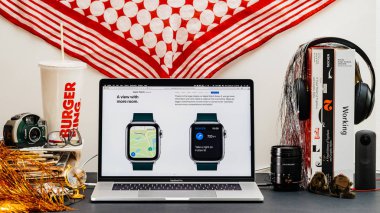 Londra, İngiltere - 13 Eylül, 2018: Safari tarayıcı ile yaratıcı oda masaya vitrine Apple bilgisayarlar Web sitesi en son Apple Watch serisi 4 apple Macbook Pro dizüstü özellikleri haritalar.