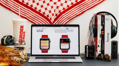 Londra, İngiltere - 13 Eylül, 2018: Safari tarayıcı ile yaratıcı oda masaya Macbook Pro dizüstü vitrine Apple bilgisayarlar Web sitesi en son Apple Watch serisi 4 yeni takvim uygulaması 