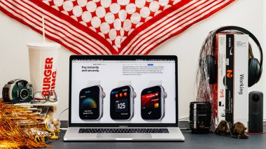 Londra, İngiltere - 13 Eylül, 2018: Yaratıcı odası masa Safari tarayıcı ile Apple bilgisayarlar Web sitesi en son Apple Watch serisi vitrine Macbook Pro dizüstü bilgisayarda 4 elma Payfeature