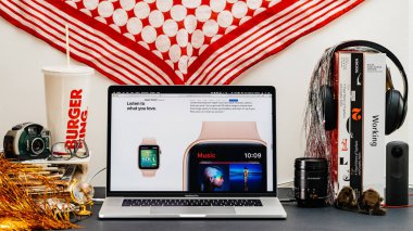 Londra, İngiltere - 13 Eylül, 2018: Yaratıcı masasında Safari tarayıcı ile Apple bilgisayarlar Web sitesi son Apple Watch serisi 4 apple müzik özelliğini vitrine Macbook Pro dizüstü bilgisayar