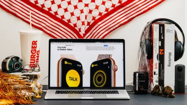 Londra, İngiltere - 13 Eylül, 2018: Safari tarayıcı ile yaratıcı oda masaya Macbook Pro dizüstü vitrine Apple bilgisayarlar Web sitesi en son Apple Watch serisi 4 volki tolki için merhaba deyin