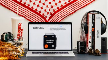 Londra, İngiltere - 13 Eylül, 2018: Yaratıcı masasında Safari tarayıcı ile Apple bilgisayarlar Web sitesi en son Apple Watch serisi 4 acil servis çağrı vitrine Macbook Pro dizüstü bilgisayar