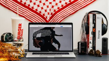 Londra, İngiltere - 13 Eylül, 2018: Yaratıcı masasında Safari tarayıcı ile Apple bilgisayarlar Web sitesi en son Apple Watch serisi 4 cep özgürlüğü vitrine Macbook Pro dizüstü bilgisayar