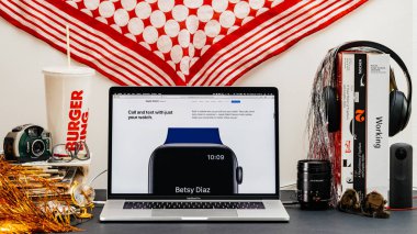 Londra, İngiltere - 13 Eylül, 2018: Yaratıcı masasında Safari tarayıcı ile Apple bilgisayarlar Web sitesi en son Apple Watch serisi 4 arama ve sadece saatin ile metin vitrine Macbook Pro dizüstü bilgisayar