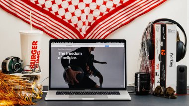 Londra, İngiltere - 13 Eylül, 2018: Yaratıcı masasında Safari tarayıcı ile Apple bilgisayarlar Web sitesi en son Apple Watch serisi 4 cep özgürlüğü vitrine Macbook Pro dizüstü bilgisayar
