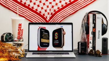 Londra, İngiltere - 13 Eylül, 2018: Yaratıcı oda masaya Macbook Pro dizüstü Apple bilgisayarlar Web sitesi en son Apple Watch serisi 4 spor vitrine Safari tarayıcı ile sorun, izci, 
