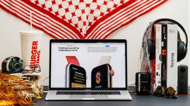 Londra, İngiltere - 13 Eylül, 2018: Yaratıcı masasında Safari tarayıcı ile Apple bilgisayarlar Web sitesi son Apple Watch serisi 4 sorun arkadaşlar vitrine Macbook Pro dizüstü bilgisayar