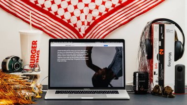 Londra, İngiltere - 13 Eylül, 2018: Yaratıcı oda masaya Macbook Pro dizüstü vitrine Apple bilgisayarlar Web sitesi en son Apple Watch serisi motive advertorial yapılan 4 ile Safari kaş
