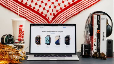 Londra, İngiltere - 13 Eylül, 2018: Yaratıcı oda masaya Macbook Pro dizüstü Apple bilgisayarlar Web sitesi en son Apple Watch serisi 4 vitrine Safari tarayıcı ile Nike ve Hermes ve önceki nesil