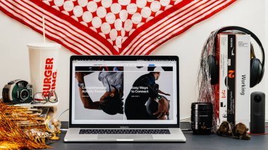 Londra, İngiltere - 13 Eylül, 2018: Yaratıcı masasında Safari tarayıcı ile Apple bilgisayarlar Web sitesi en son Apple Watch serisi 4 saat için advertorial vitrine Macbook Pro dizüstü bilgisayar