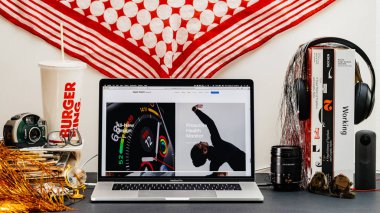 Londra, İngiltere - 13 Eylül, 2018: Yaratıcı masasında Safari tarayıcı ile Apple bilgisayarlar Web sitesi en son Apple Watch serisi 4 tüm yeni tasarım vitrine Macbook Pro dizüstü bilgisayar