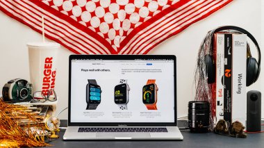 Londra, İngiltere - 13 Eylül, 2018: Yaratıcı masasında Safari tarayıcı ile Apple bilgisayarlar Web sitesi en son Apple Watch serisi 4 üçüncü eğlenti apps vitrine Macbook Pro dizüstü bilgisayar