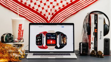 Londra, İngiltere - 13 Eylül, 2018: Yaratıcı masasında Safari tarayıcı ile Macbook Pro dizüstü vitrine Apple bilgisayarlar Web sitesi en son Apple Watch serisi 4 podcast ve müzik