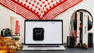 Londra, İngiltere - 13 Eylül, 2018: Yaratıcı masasında Safari tarayıcı ile Apple bilgisayarlar Web sitesi en son Apple Watch serisi 4 saat egzersiz yüz vitrine Macbook Pro dizüstü bilgisayar
