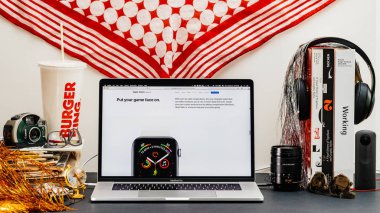 Londra, İngiltere - 13 Eylül, 2018: Yaratıcı oda Safari tarayıcı ile Macbook Pro dizüstü vitrine Apple bilgisayarlar Web sitesi en son Apple Watch serisi 4 oyun suratını masaya