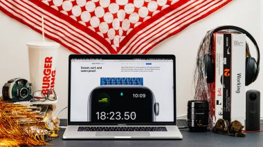 Londra, İngiltere - 13 Eylül, 2018: Safari tarayıcı ile yaratıcı oda masaya Macbook Pro dizüstü vitrine Apple bilgisayarlar Web sitesi en son Apple Watch serisi 4 ter, sörf ve kanıt yüzmek