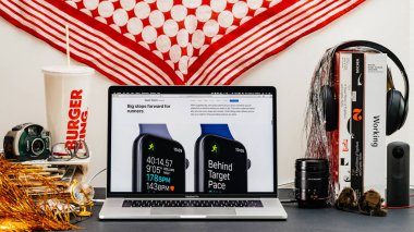 Londra, İngiltere - 13 Eylül, 2018: Yaratıcı masasında Safari tarayıcı ile Apple bilgisayarlar Web sitesi en son Apple Watch serisi 4 egzersiz koşucular için vitrine Macbook Pro dizüstü bilgisayar