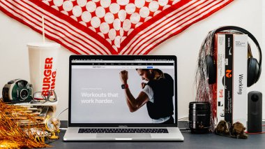 Londra, İngiltere - 13 Eylül, 2018: Yaratıcı masasında Safari tarayıcı ile Apple bilgisayarlar Web sitesi en son Apple Watch serisi 4 ultimate iş ortağı vitrine Macbook Pro dizüstü bilgisayar