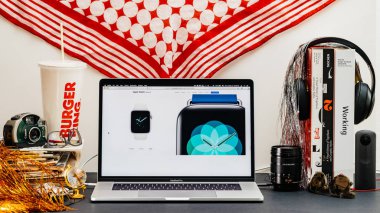 Londra, İngiltere - 13 Eylül, 2018: Yaratıcı odası masa Safari tarayıcı ile Apple bilgisayarlar Web sitesi en son Apple Watch serisi vitrine Macbook Pro dizüstü bilgisayarda 4 yeni nefes app 