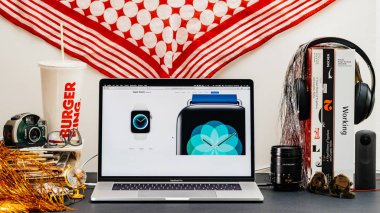 Londra, İngiltere - 13 Eylül, 2018: Yaratıcı odası masa Safari tarayıcı ile Apple bilgisayarlar Web sitesi en son Apple Watch serisi vitrine Macbook Pro dizüstü bilgisayarda 4 yeni nefes app 