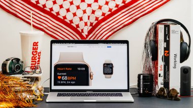 Londra, İngiltere - 13 Eylül, 2018: Yaratıcı masasında Safari tarayıcı ile Apple bilgisayarlar Web sitesi en son Apple Watch serisi 4 kalp sensör EKG Kardiyoloji vitrine Macbook Pro dizüstü bilgisayar
