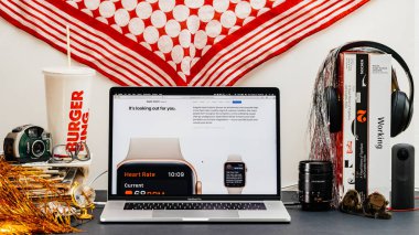 Londra, İngiltere - 13 Eylül, 2018: Yaratıcı masasında Safari tarayıcı ile Apple bilgisayarlar Web sitesi en son Apple Watch serisi 4 kalp sensör EKG ile vitrine Macbook Pro dizüstü bilgisayar