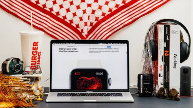 Londra, İngiltere - 13 Eylül, 2018: Yaratıcı masasında Safari tarayıcı ile Macbook Pro dizüstü Apple bilgisayarlar Web sitesi en son Apple Watch serisi 4 vitrine EKG senin writs üzerinde