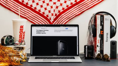 Londra, İngiltere - 13 Eylül, 2018: Yaratıcı masasında Safari tarayıcı ile Apple bilgisayarlar Web sitesi en son Apple Watch serisi 4 pil ömrü ve S4 çip vitrine Macbook Pro dizüstü bilgisayar