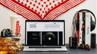 Londra, İngiltere - 13 Eylül, 2018: Yaratıcı masasında Safari tarayıcı ile Apple bilgisayarlar Web sitesi en son Apple Watch serisi 4 yeni iki çift senos nöbet vitrine Macbook Pro dizüstü bilgisayar