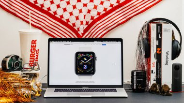 Londra, İngiltere - 13 Eylül, 2018: Yaratıcı masasında Safari tarayıcı ile Apple bilgisayarlar Web sitesi en son Apple Watch son daha karmaşık serisi 4 saat yüzünü vitrine Macbook Pro dizüstü bilgisayar
