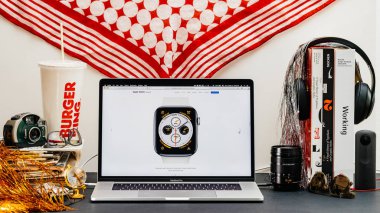 Londra, İngiltere - 13 Eylül, 2018: Yaratıcı masasında Safari tarayıcı ile Apple bilgisayarlar Web sitesi en son Apple Watch serisi 4 saat yüzünü ve birden çok komplikasyonlar ile vitrine Macbook Pro dizüstü bilgisayar