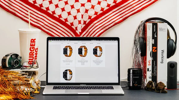 Londra, İngiltere - 13 Eylül, 2018: Yaratıcı odası masa Safari tarayıcı ile Apple bilgisayarlar Web sitesi en son Apple Watch serisi vitrine Macbook Pro dizüstü bilgisayarda 4 hermes moda deri kayışı