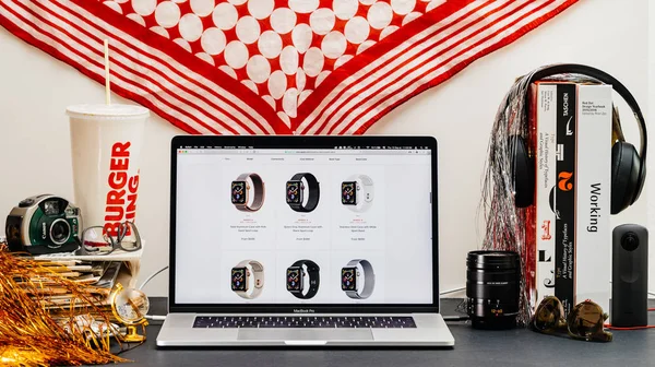Londra, İngiltere - 13 Eylül, 2018: Yaratıcı masasında Safari tarayıcı ile Apple bilgisayarlar Web sitesi en son Apple Watch serisi 4 seçimi farklı modelleri izle vitrine Macbook Pro dizüstü bilgisayar