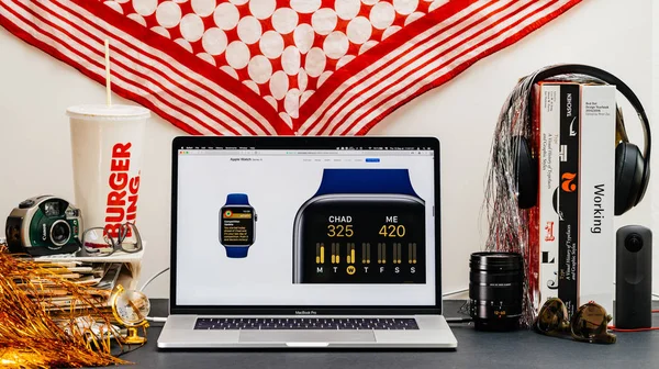 Londra, İngiltere - 13 Eylül, 2018: Yaratıcı masasında Safari tarayıcı ile Apple bilgisayarlar Web sitesi en son Apple Watch serisi 4 egzersiz sırasında koçluk vitrine Macbook Pro dizüstü bilgisayar