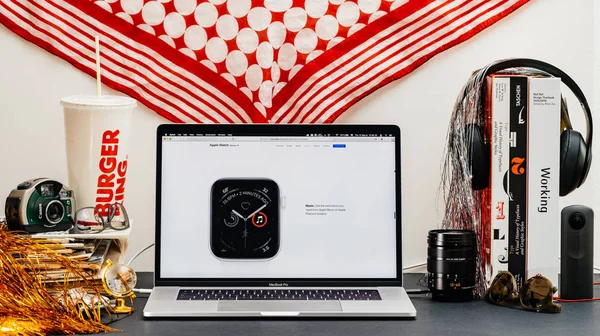 2018年9月13日 创意室表与 Safari 浏览器在 Macbook Pro 笔记本电脑展示苹果电脑网站最新苹果手表系列4音乐并发症时钟 — 图库照片